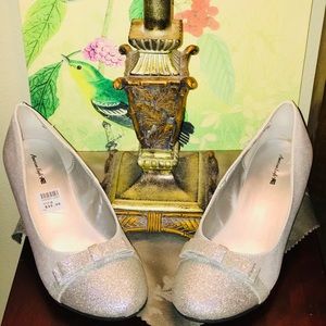 NWT AM EAGLE SILVER SPARKLING Shoes SIZE 6.